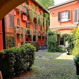 - Alzaia Naviglio Grande Apartamento Milão